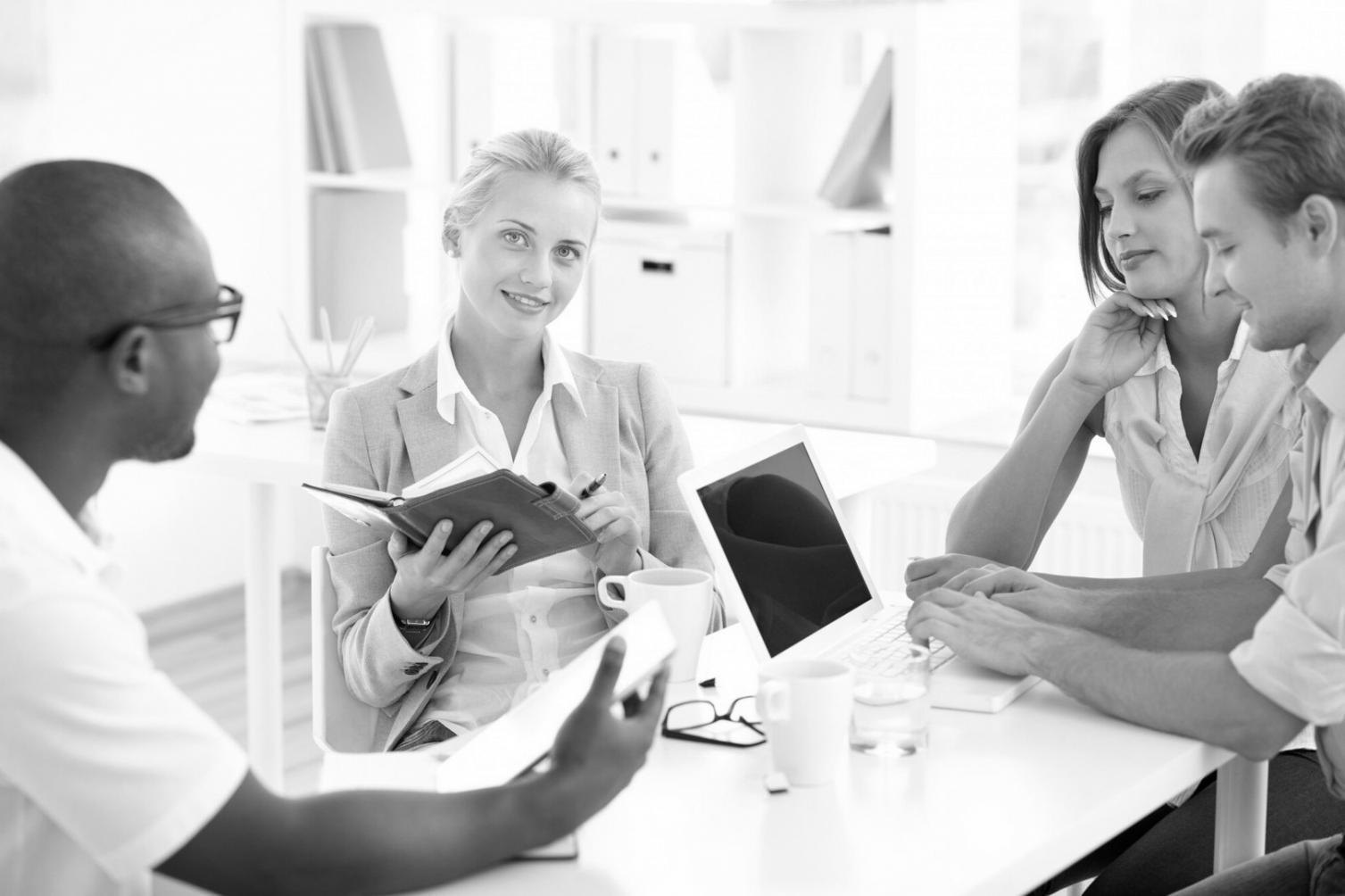 Session de groupe travaillant sur les croyances financières dans un environnement bienveillant